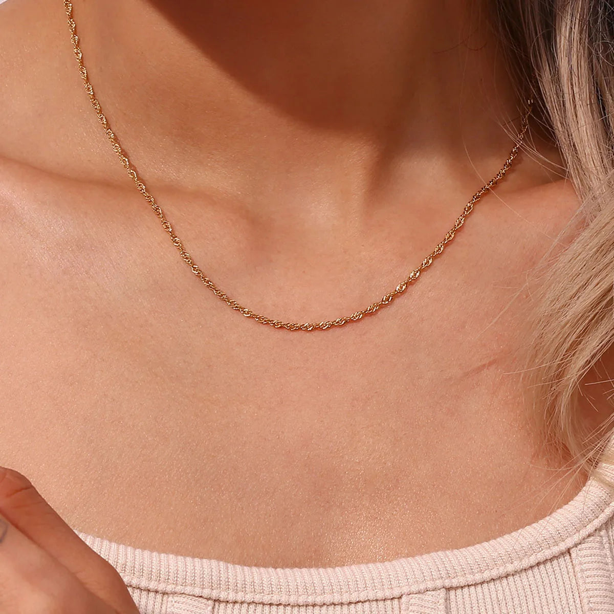 Colar de corrente fina de aço inoxidável banhado a ouro requintado para mulheres estilo simples corrente de clavícula joias femininas